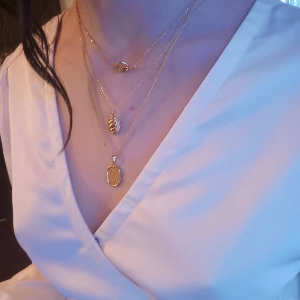 18k GP Hypoallergenic Tarnish resistant honeycomb and woman necklace set ❄️